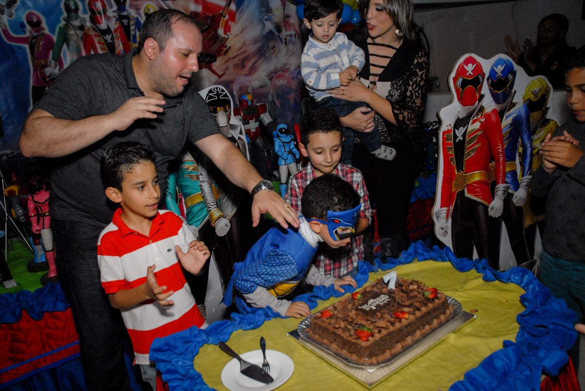 soprando a vela do bolo no Buffet Fábrica da Alegria, Osasco, São Paulo, SP, aniversário de Matheus 7 anos, tema da festa Power Ranger