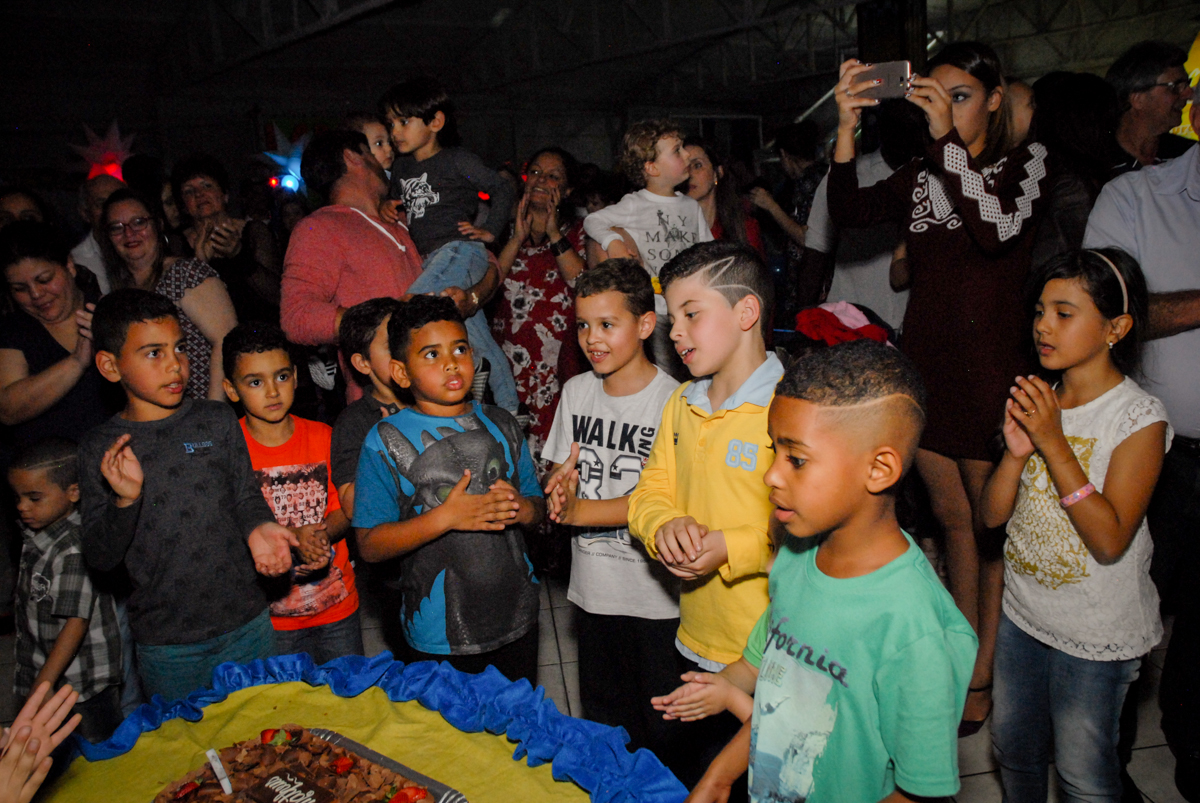 amigos cantam parabéns no Buffet Fábrica da Alegria, Osasco, São Paulo, SP, aniversário de Matheus 7 anos, tema da festa Power Ranger