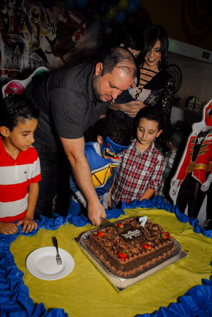 cortando o primeiro pedaço de bolo no Buffet Fábrica da Alegria, Osasco, São Paulo, SP, aniversário de Matheus 7 anos, tema da festa Power Ranger
