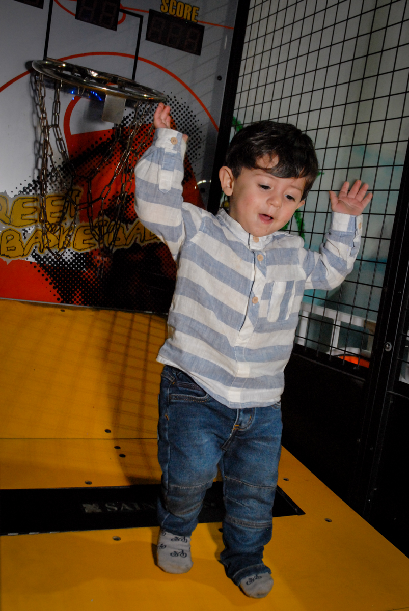comemorando cesta no Buffet Fábrica da Alegria, Osasco, São Paulo, SP, aniversário de Matheus 7 anos, tema da festa Power Ranger