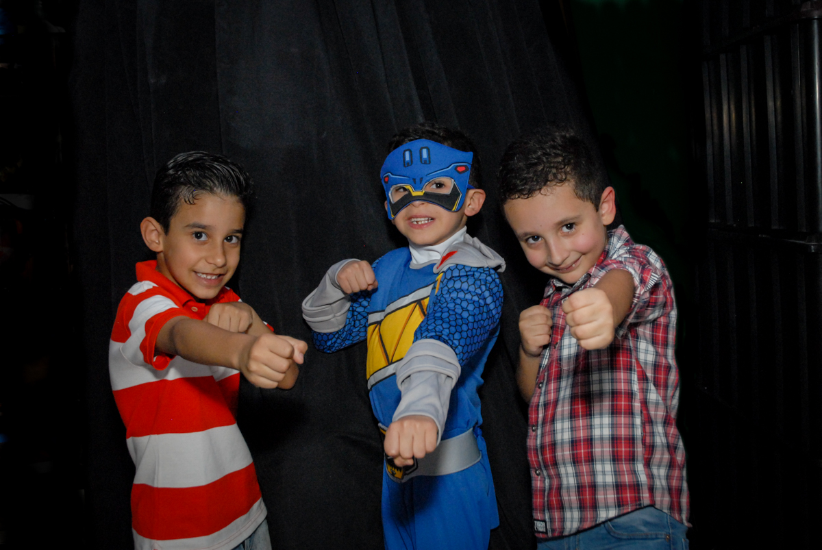 final da festa fotografia com os amigos no Buffet Fábrica da Alegria, Osasco, São Paulo, SP, aniversário de Matheus 7 anos, tema da festa Power Ranger