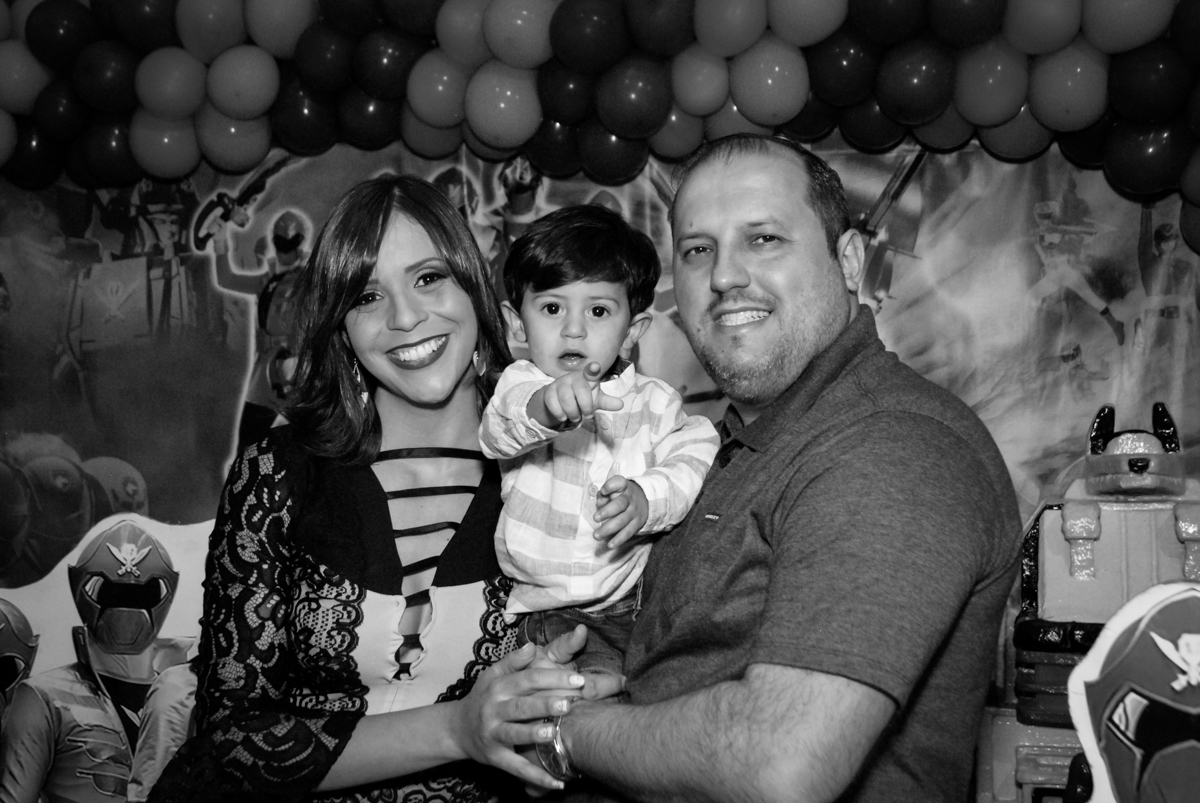 fotografia da família no Buffet Fábrica da Alegria, Osasco, São Paulo, SP, aniversário de Matheus 7 anos, tema da festa Power Ranger