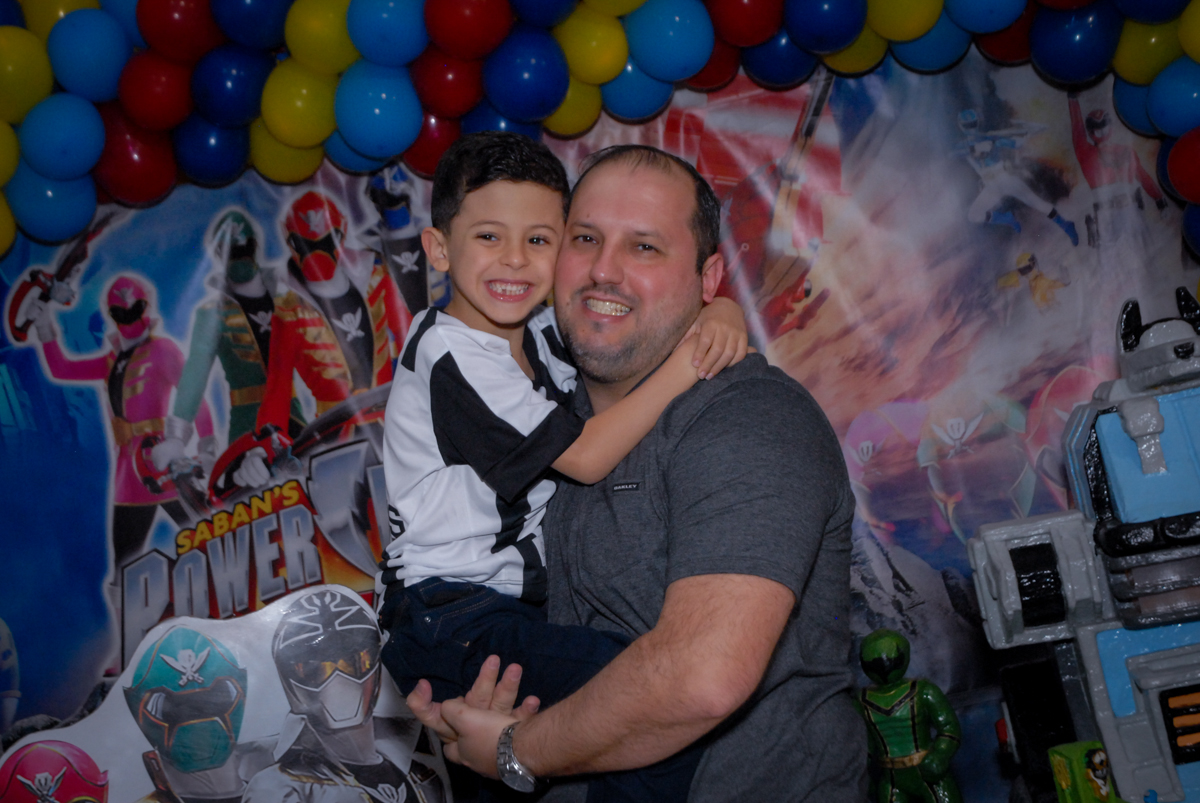 foto pai e filho no Buffet Fábrica da Alegria, Osasco, São Paulo, SP, aniversário de Matheus 7 anos, tema da festa Power Ranger