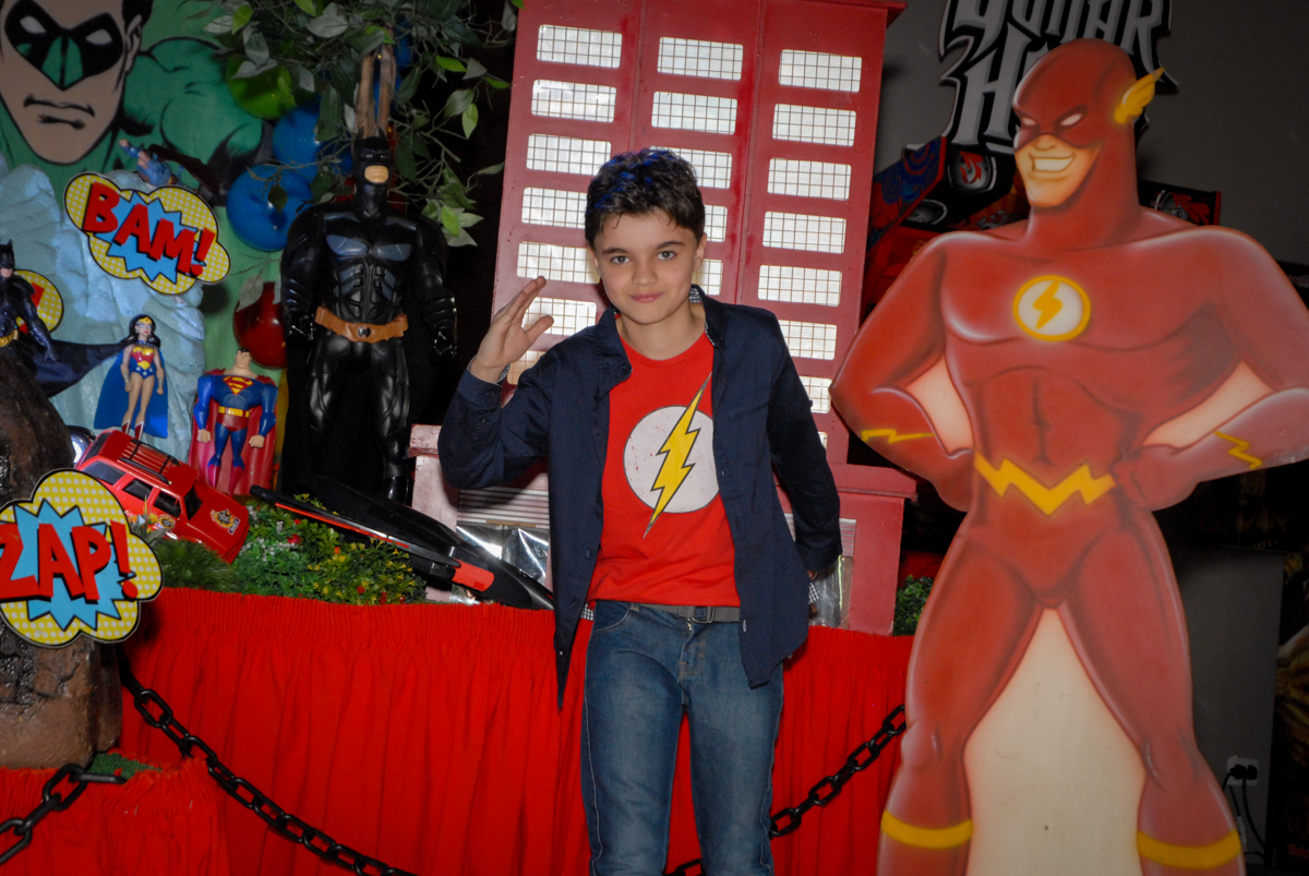 pose de herói no Buffet Planeta Prime, Alphaville, São Paulo, aniversário de Rafael 10 anos, tema da festa The Flash