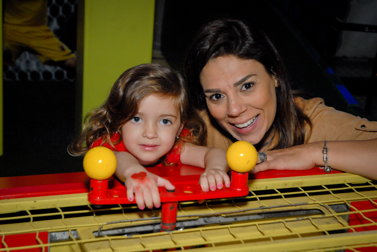 foto com a professora no Buffet Planeta Prime, Alphaville, São Paulo, aniversário de Rafael 10 anos, tema da festa The Flash