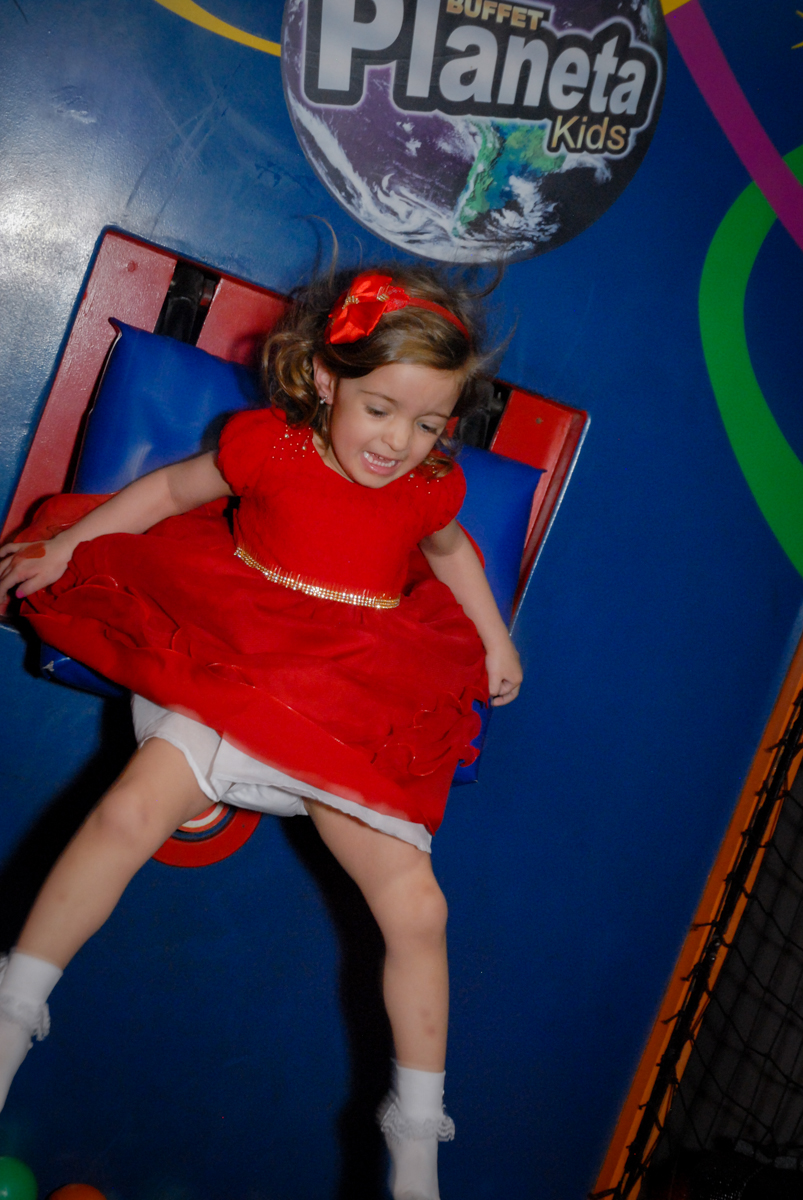 caindo do tombo legal no Buffet Planeta Prime, Alphaville, São Paulo, aniversário de Rafael 10 anos, tema da festa The Flash