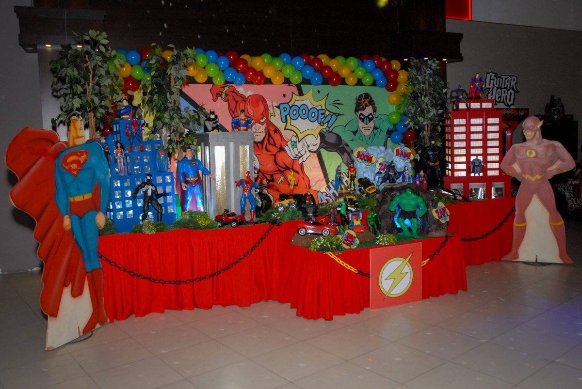 mesa decorada no Buffet Planeta Prime, Alphaville, São Paulo, aniversário de Rafael 10 anos, tema da festa The Flash