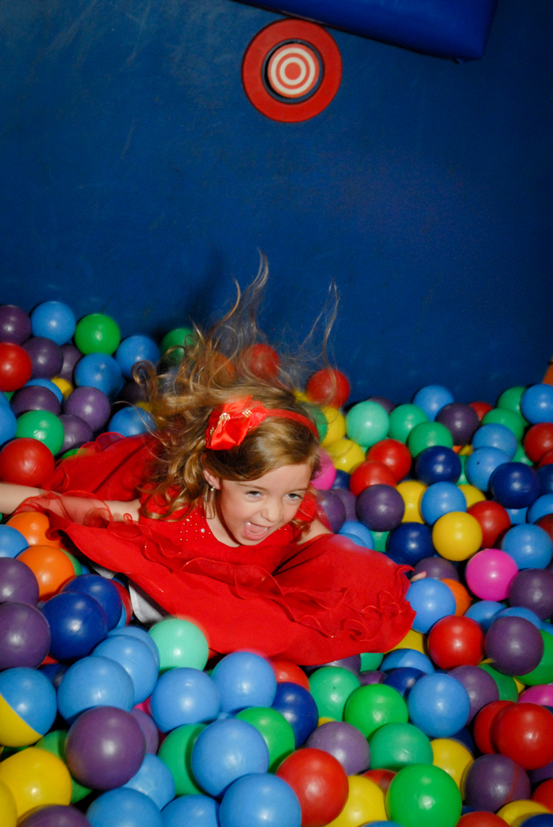 brincando na piscina de bolinha no Buffet Planeta Prime, Alphaville, São Paulo, aniversário de Rafael 10 anos, tema da festa The Flash