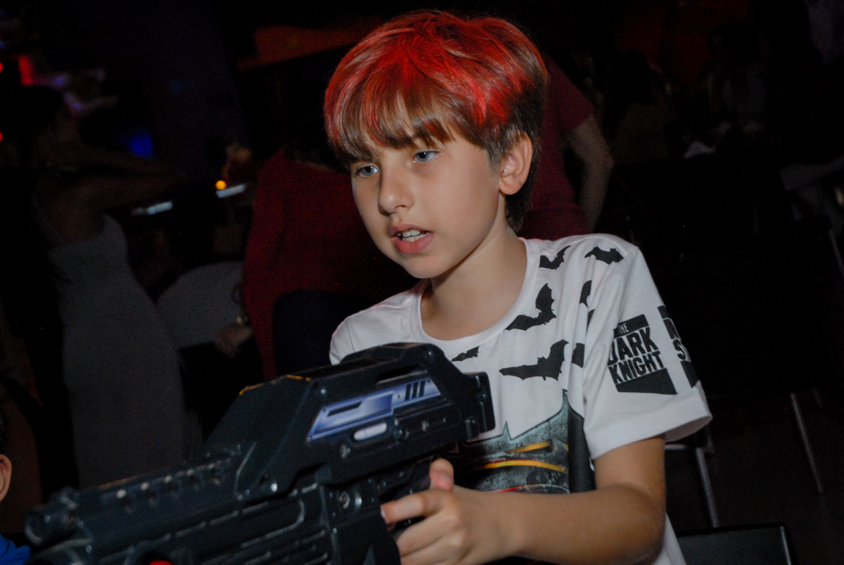 tiro ao alvo no Buffet Planeta Prime, Alphaville, São Paulo, aniversário de Rafael 10 anos, tema da festa The Flash