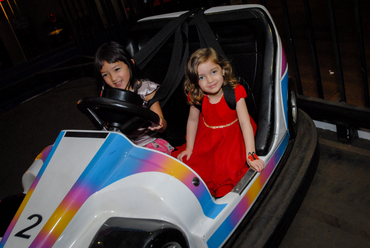 curtindo o carrinho bate bate no Buffet Planeta Prime, Alphaville, São Paulo, aniversário de Rafael 10 anos, tema da festa The Flash