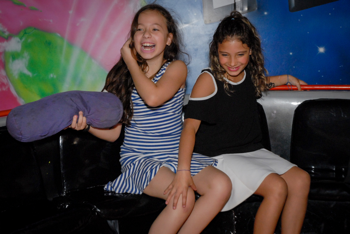 as amigas brincam no labamba no Buffet Planeta Prime, Alphaville, São Paulo, aniversário de Rafael 10 anos, tema da festa The Flash