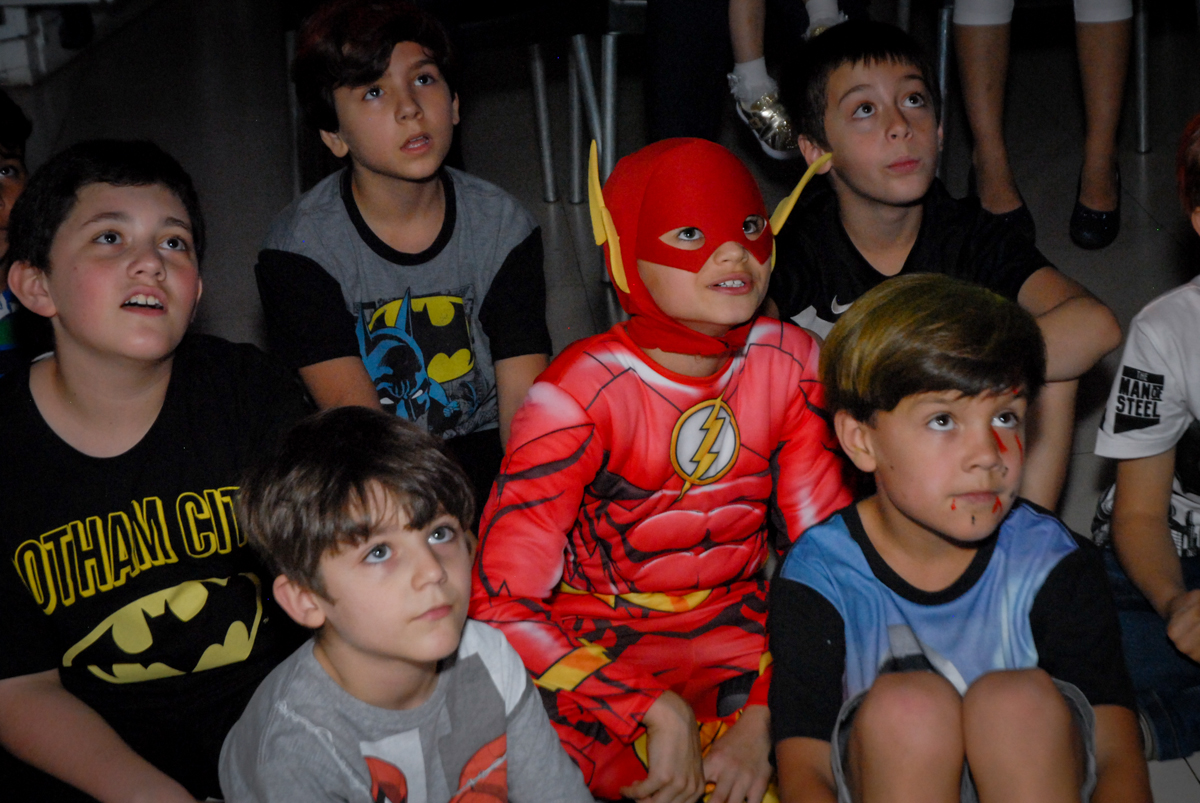 assistindo a retrospectiva no Buffet Planeta Prime, Alphaville, São Paulo, aniversário de Rafael 10 anos, tema da festa The Flash