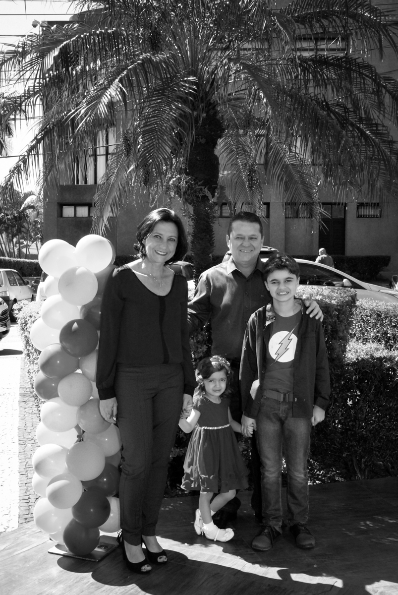 fotografia da família  no arco de bexigas no Buffet Planeta Prime, Alphaville, São Paulo, aniversário de Rafael 10 anos, tema da festa The Flash