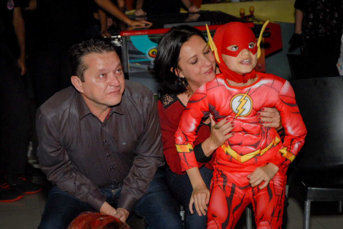 emoção na hora da retrospectiva no Buffet Planeta Prime, Alphaville, São Paulo, aniversário de Rafael 10 anos, tema da festa The Flash