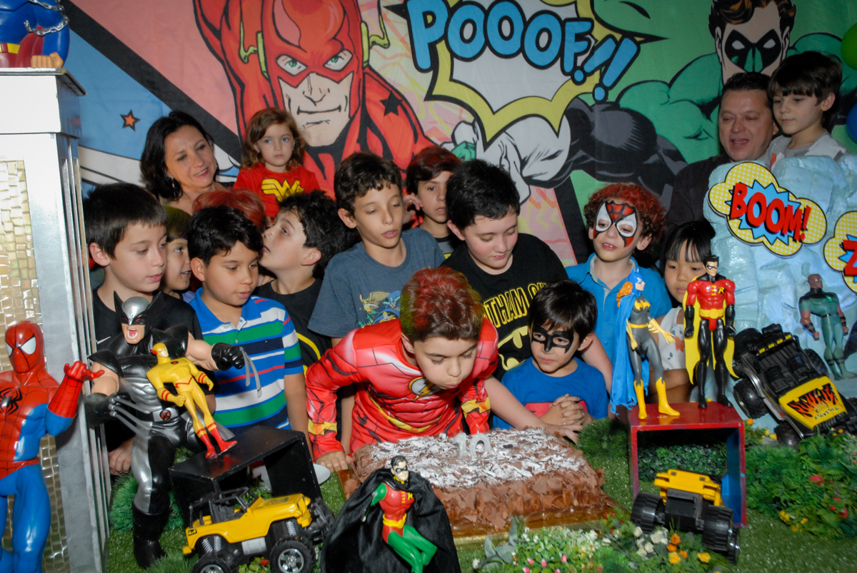 soprando a vela do bolo no Buffet Planeta Prime, Alphaville, São Paulo, aniversário de Rafael 10 anos, tema da festa The Flash