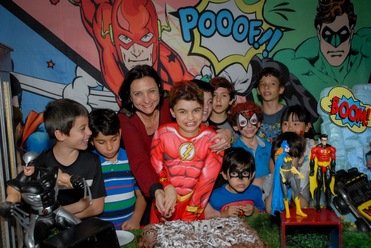 cortando o primeiro pedaço do bolo no Buffet Planeta Prime, Alphaville, São Paulo, aniversário de Rafael 10 anos, tema da festa The Flash