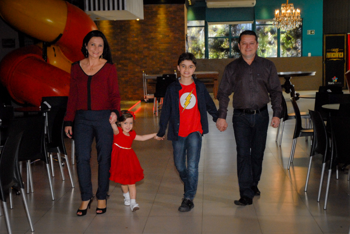 entrada da família no Buffet Planeta Prime, Alphaville, São Paulo, aniversário de Rafael 10 anos, tema da festa The Flash