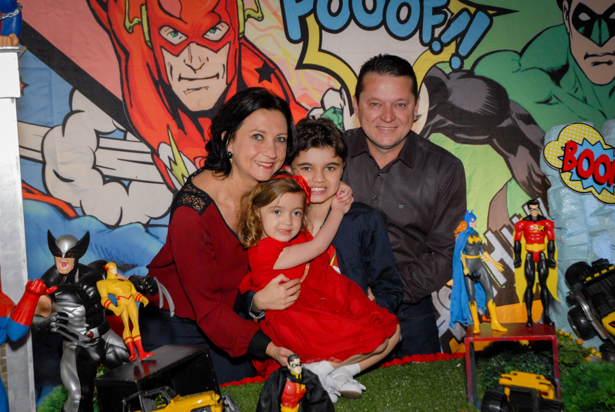 foto da família na mesa decorada no Buffet Planeta Prime, Alphaville, São Paulo, aniversário de Rafael 10 anos, tema da festa The Flash