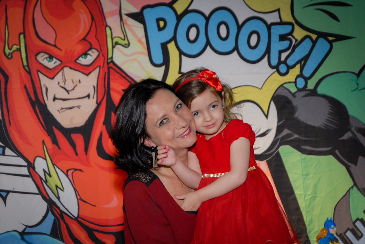 foto mãe e filha no Buffet Planeta Prime, Alphaville, São Paulo, aniversário de Rafael 10 anos, tema da festa The Flash