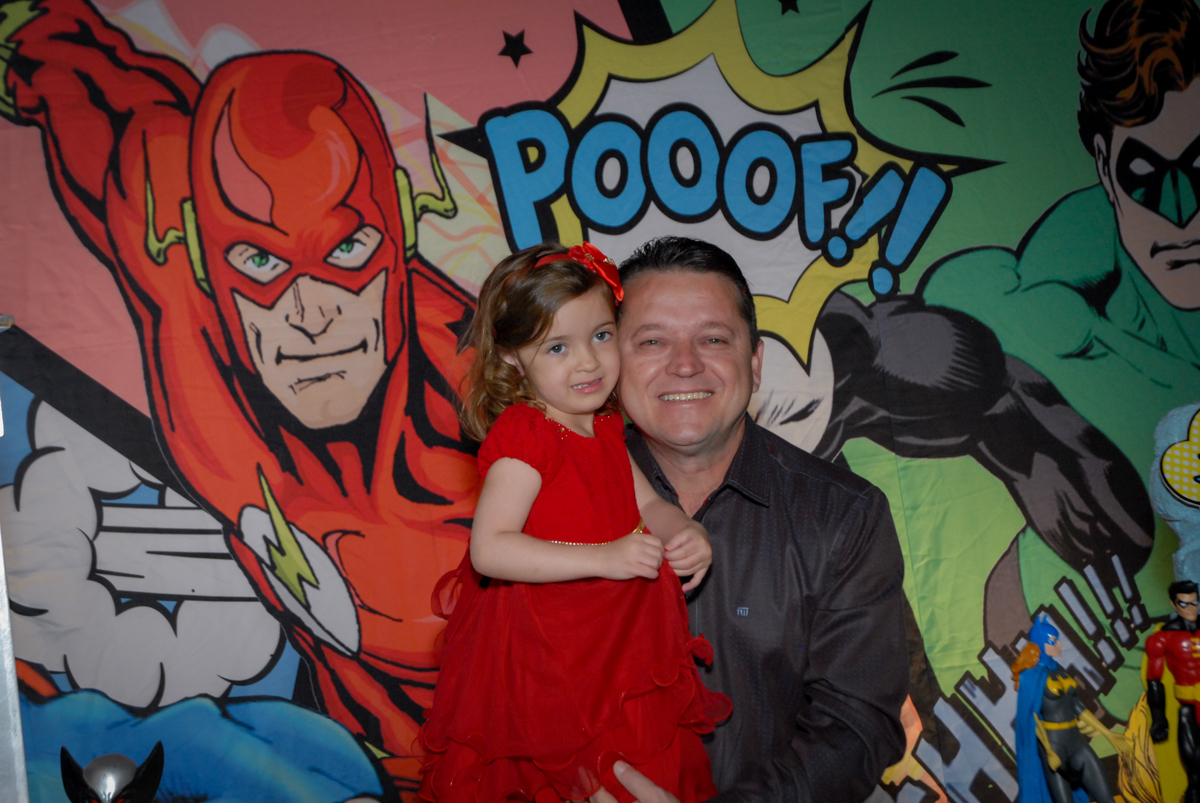 foto pai e filho no Buffet Planeta Prime, Alphaville, São Paulo, aniversário de Rafael 10 anos, tema da festa The Flash