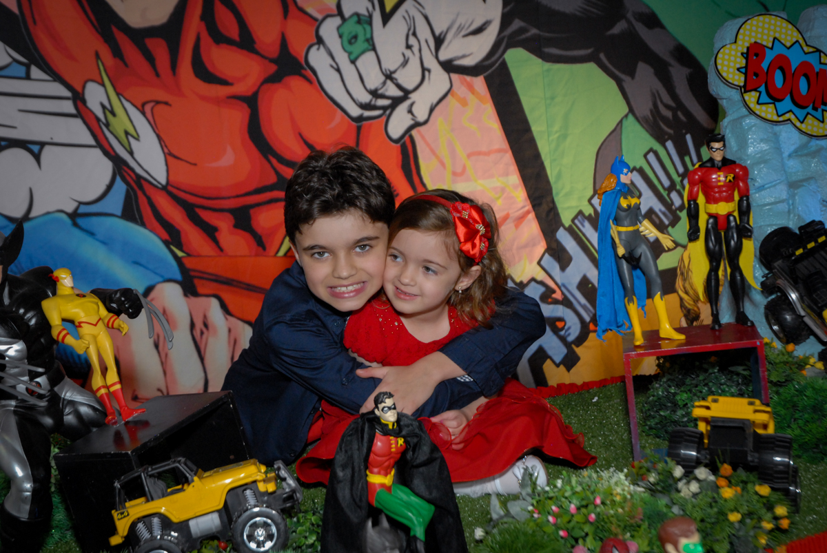 fotografia dos irmãos no Buffet Planeta Prime, Alphaville, São Paulo, aniversário de Rafael 10 anos, tema da festa The Flash