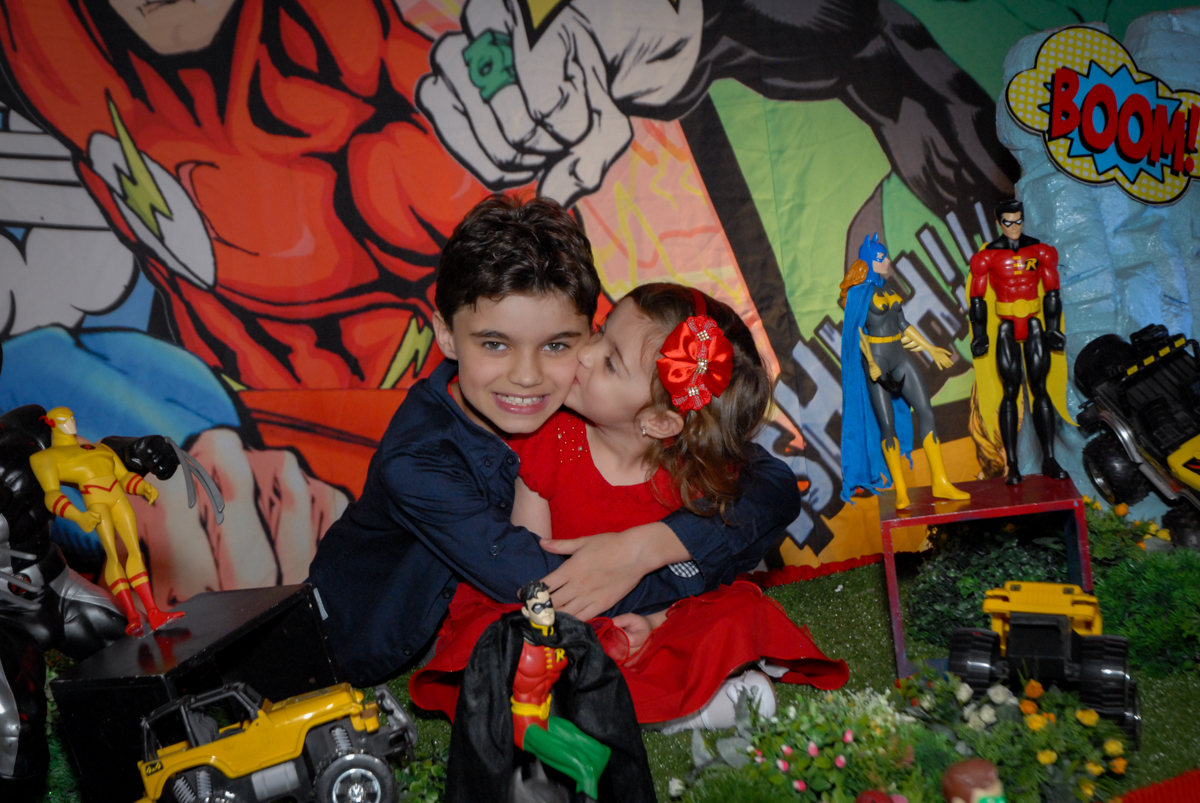beijo no irmão no Buffet Planeta Prime, Alphaville, São Paulo, aniversário de Rafael 10 anos, tema da festa The Flash