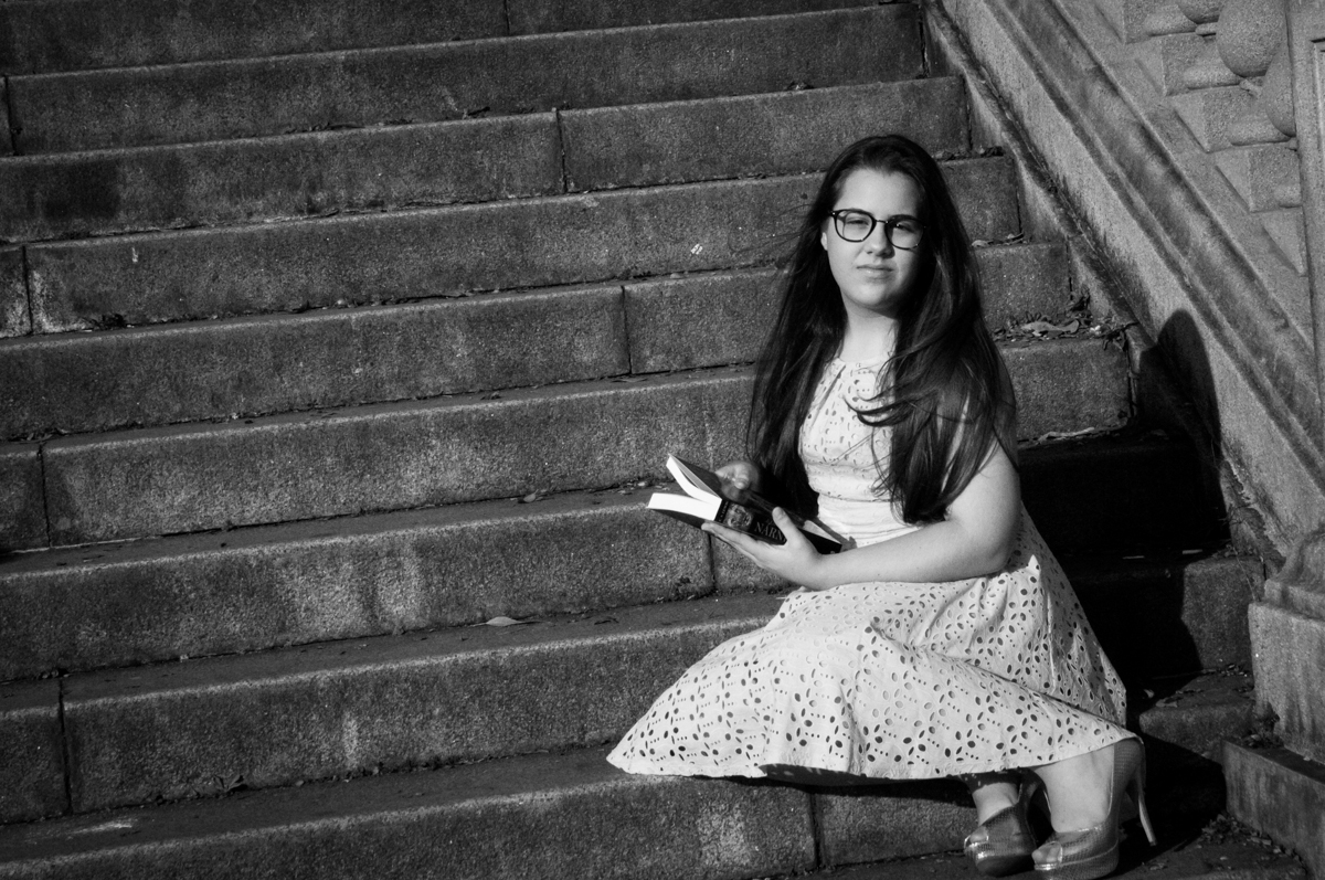foto com livro no Museu do Ipiranga, São Paulo, SP
