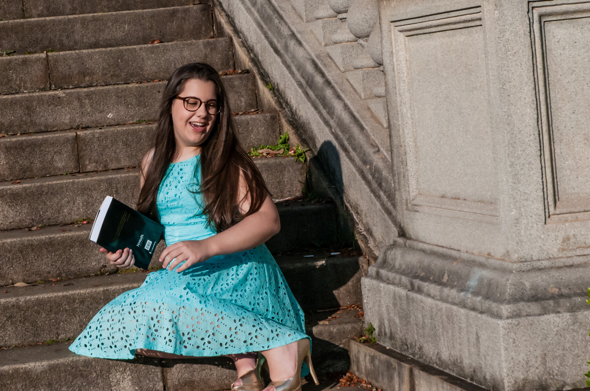 posando para foto nas escadas no Museu do Ipiranga, São Paulo, SP