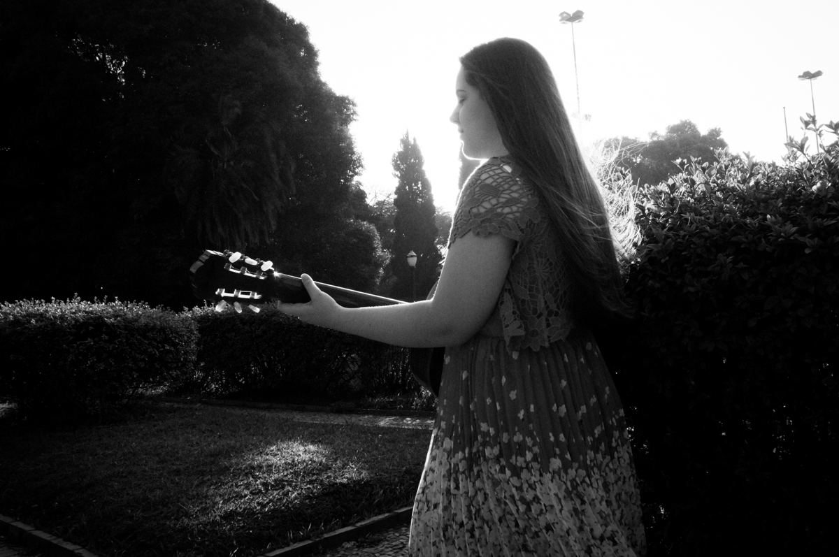 tocando violão no Museu do Ipiranga, São Paulo, SP