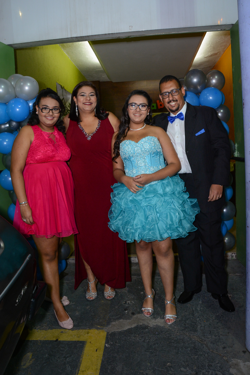 fotografia da família no arco de bexigas no Buffet Zezé e Lelé, Butantã, São Paulo, SP, Anne Caroline 15 anos