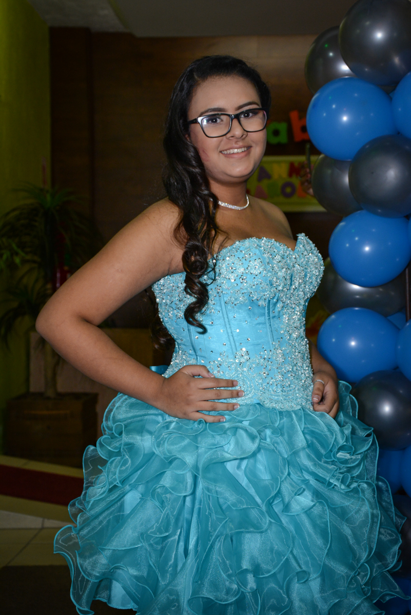 fotografia da aniversariante no arco de bexigas no Buffet Zezé e Lelé, Butantã, São Paulo, SP, Anne Caroline 15 anos