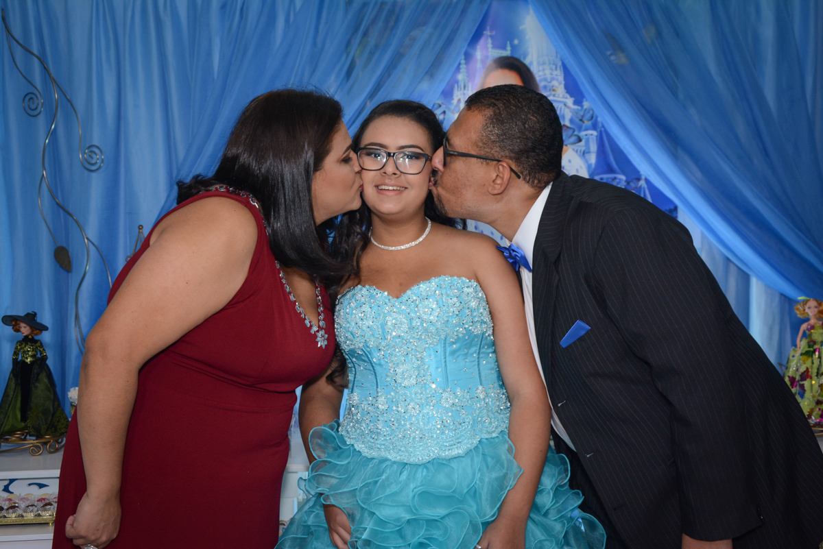 beijo sanduiche na aniversariante no Buffet Zezé e Lelé, Butantã, São Paulo, SP, Anne Caroline 15 anos