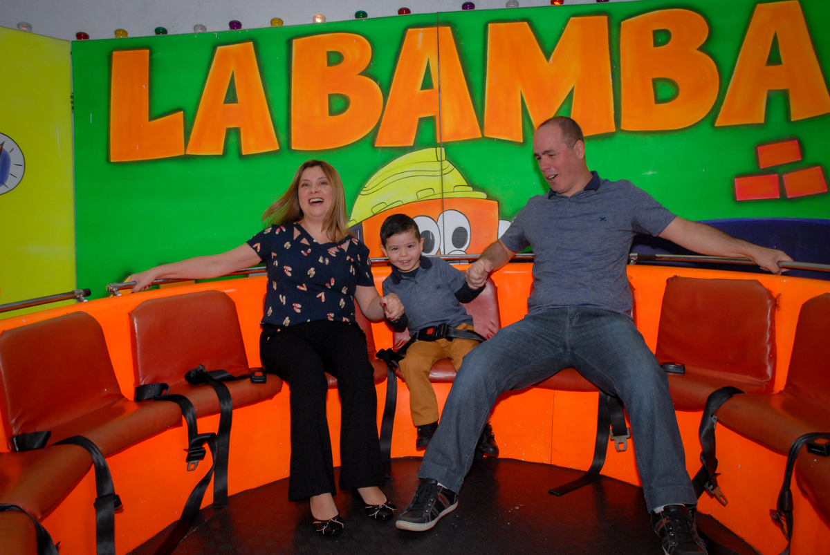 brincando no labamba no Buffet Fábrica da Alegria, Morumbi, São Paulo, festa de Enzo 5 anos, tema da festa os vingadores