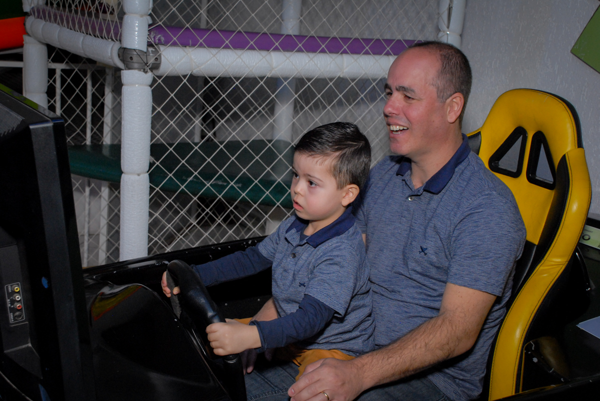 brincando no simulador de corrida no Buffet Fábrica da Alegria, Morumbi, São Paulo, festa de Enzo 5 anos, tema da festa os vingadores