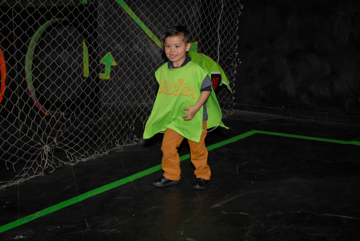 jogo de futebol noescuro no Buffet Fábrica da Alegria, Morumbi, São Paulo, festa de Enzo 5 anos, tema da festa os vingadores
