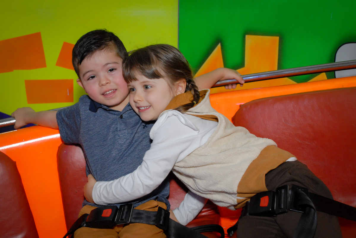 abraço da amiga no Buffet Fábrica da Alegria, Morumbi, São Paulo, festa de Enzo 5 anos, tema da festa os vingadores