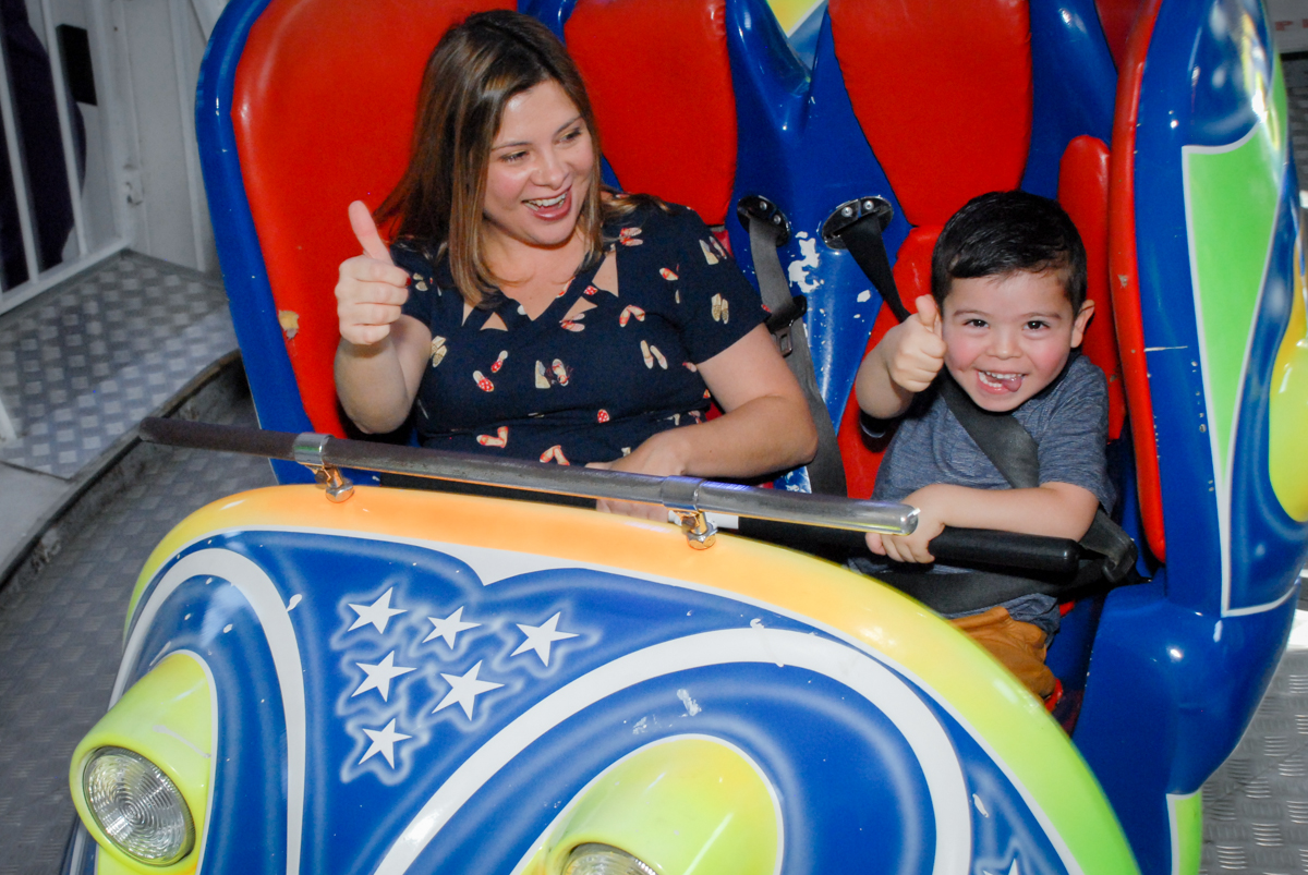 hora de brincar com a mamãe no brinquedo jornada nas estrelas no Buffet Fábrica da Alegria, Morumbi, São Paulo, festa de Enzo 5 anos, tema da festa os vingadores