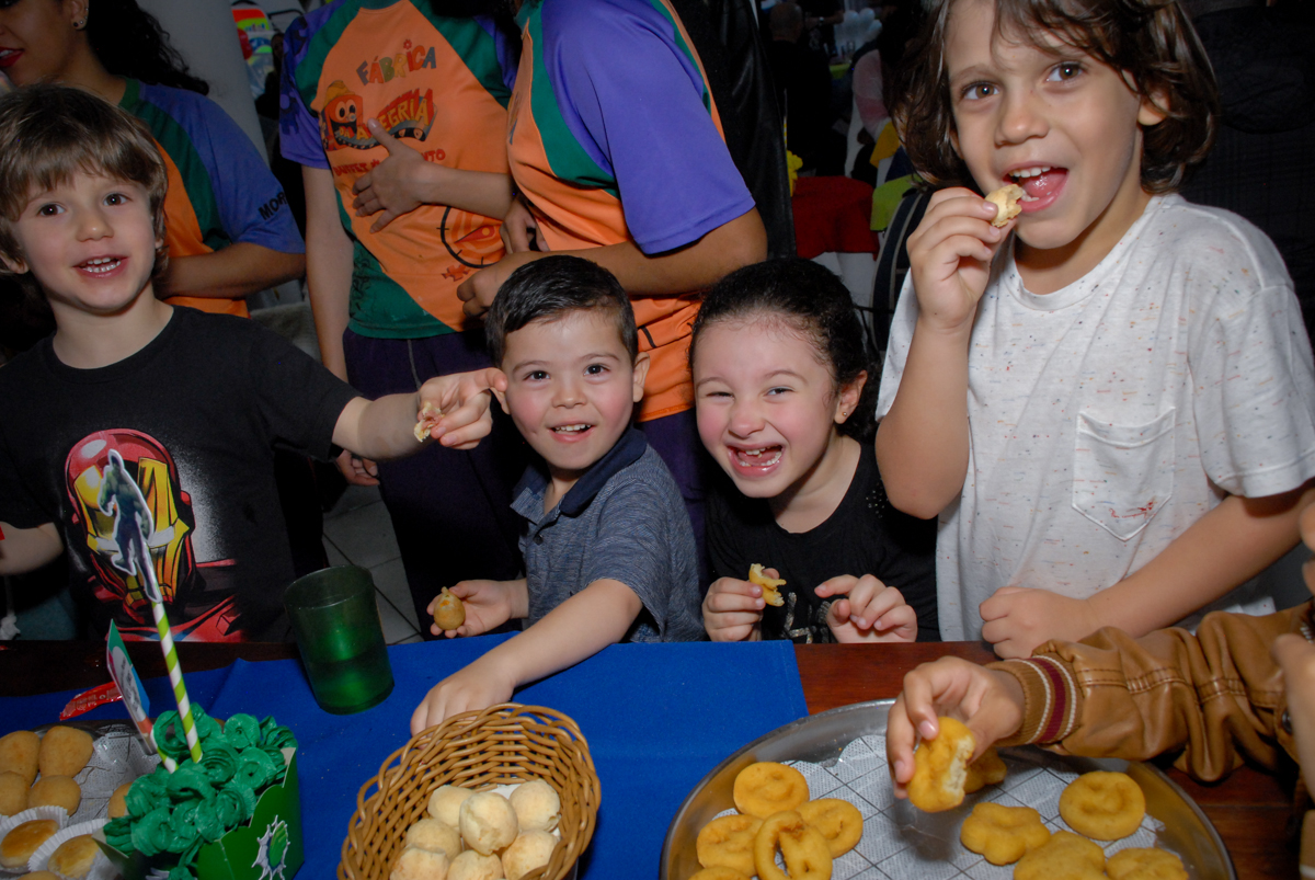 hora do lanche no Buffet Fábrica da Alegria, Morumbi, São Paulo, festa de Enzo 5 anos, tema da festa os vingadores