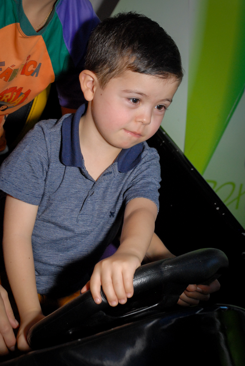simulador de corrida animado no Buffet Fábrica da Alegria, Morumbi, São Paulo, festa de Enzo 5 anos, tema da festa os vingadores