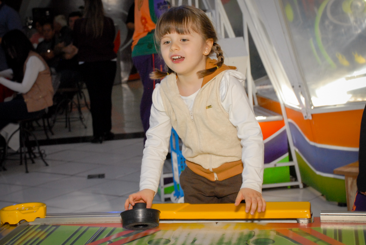 comemorando gol no Buffet Fábrica da Alegria, Morumbi, São Paulo, festa de Enzo 5 anos, tema da festa os vingadores