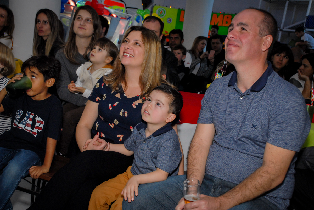 assistindo a retrospectiva no Buffet Fábrica da Alegria, Morumbi, São Paulo, festa de Enzo 5 anos, tema da festa os vingadores