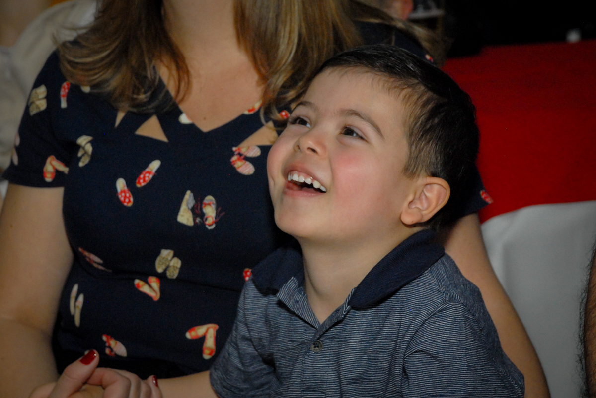 aniversariante assiste a retrospectiva no Buffet Fábrica da Alegria, Morumbi, São Paulo, festa de Enzo 5 anos, tema da festa os vingadores