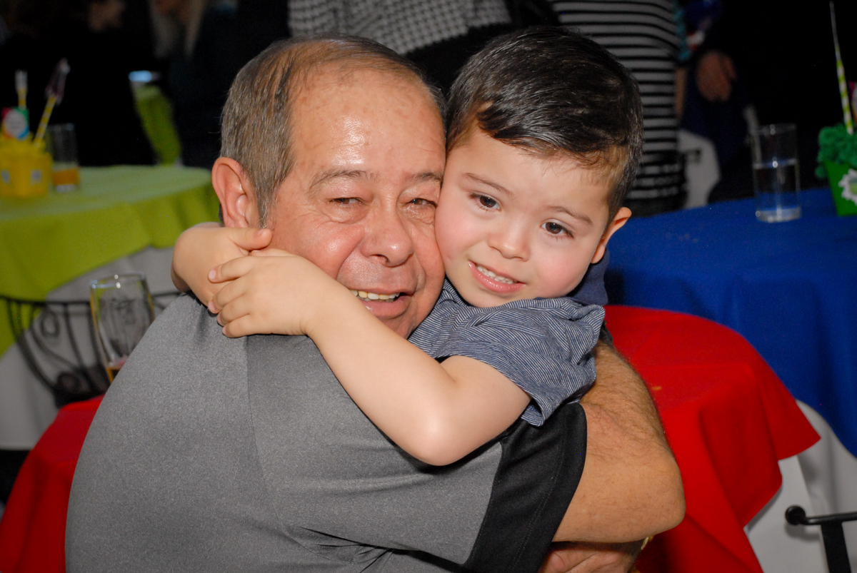abraço gostoso do vovô no Buffet Fábrica da Alegria, Morumbi, São Paulo, festa de Enzo 5 anos, tema da festa os vingadores