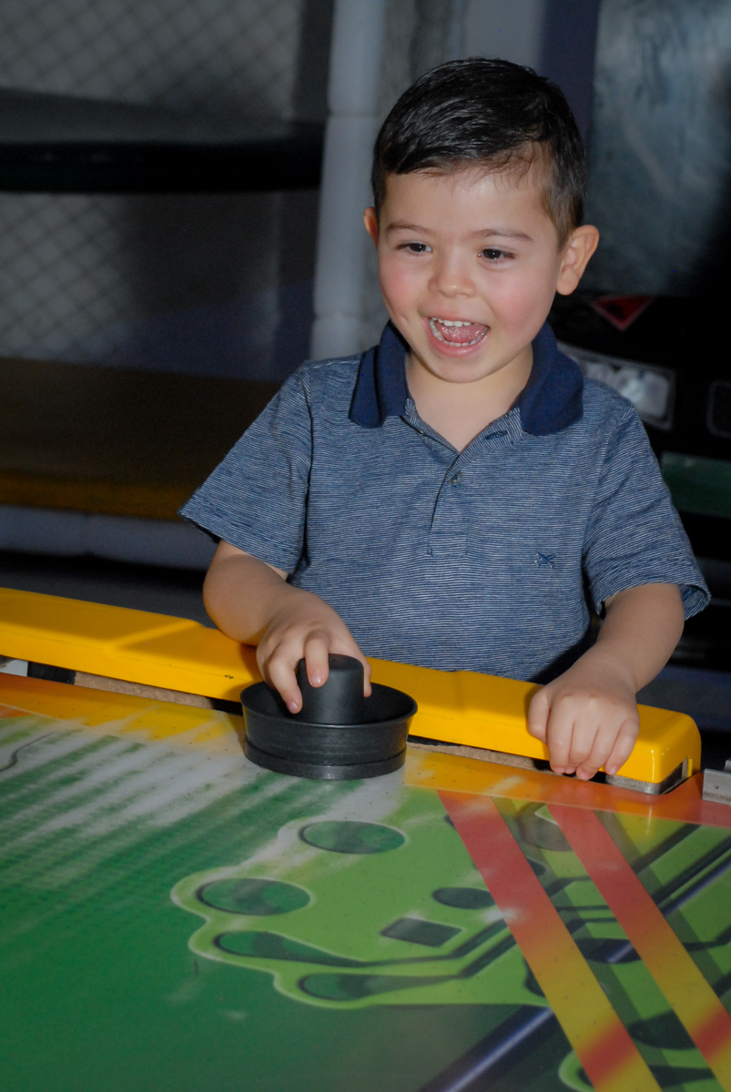 jogo de futebol animado no Buffet Fábrica da Alegria, Morumbi, São Paulo, festa de Enzo 5 anos, tema da festa os vingadores