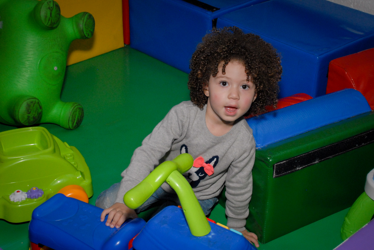 brincando na área baby no Buffet Fábrica da Alegria, Morumbi, São Paulo, festa de Enzo 5 anos, tema da festa os vingadores