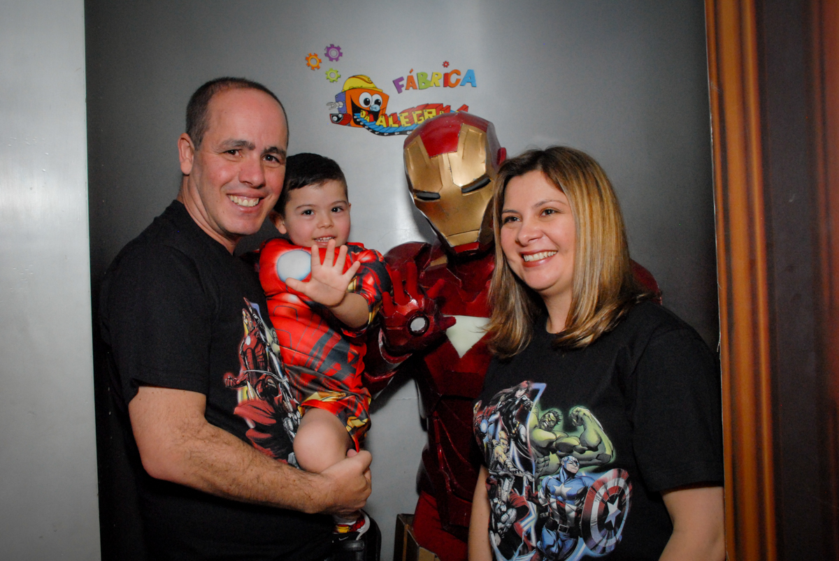 hora do parabéns no Buffet Fábrica da Alegria, Morumbi, São Paulo, festa de Enzo 5 anos, tema da festa os vingadores