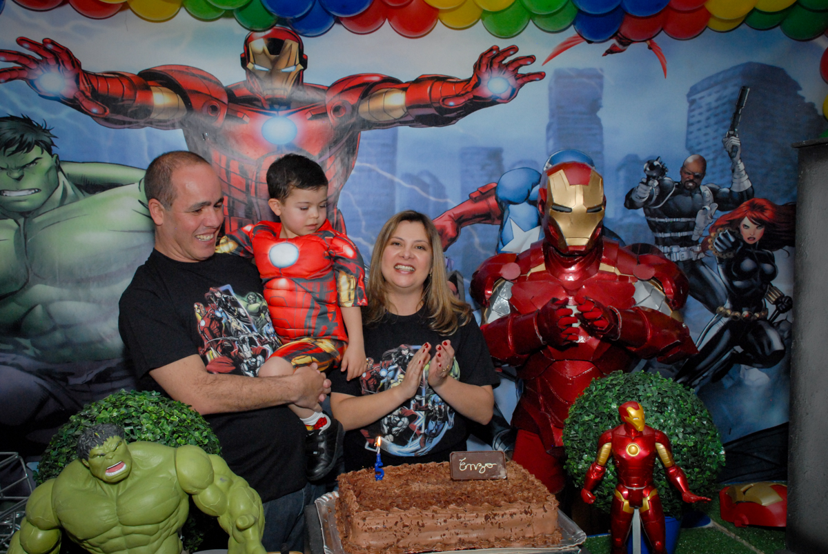 cantando o parabéns no Buffet Fábrica da Alegria, Morumbi, São Paulo, festa de Enzo 5 anos, tema da festa os vingadores