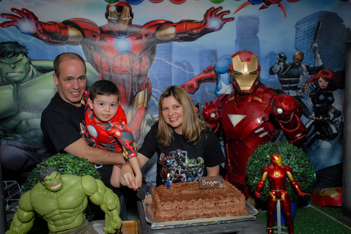 cortando o primeiro pedaço de bolo no Buffet Fábrica da Alegria, Morumbi, São Paulo, festa de Enzo 5 anos, tema da festa os vingadores