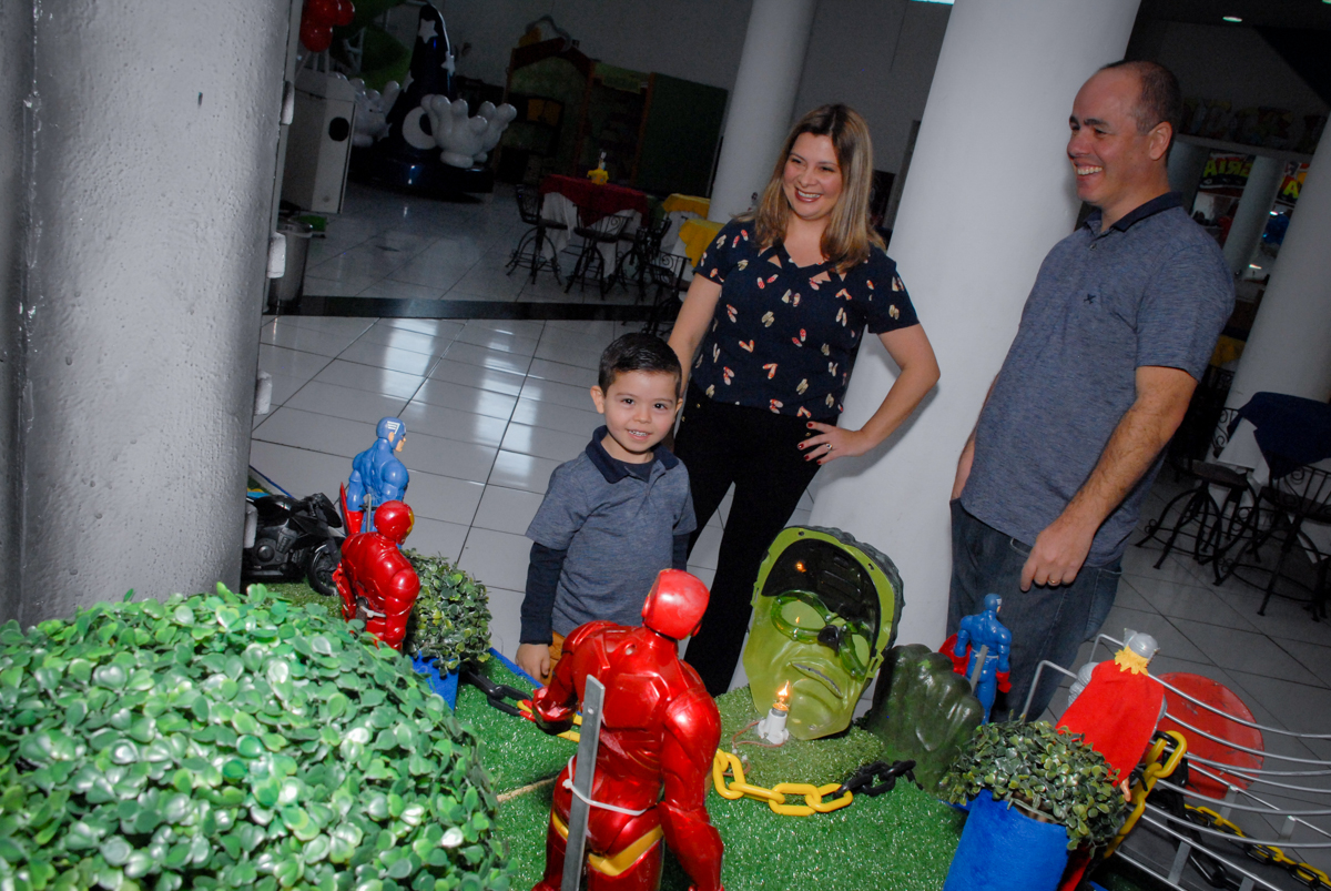 entrada da família no Buffet Fábrica da Alegria, Morumbi, São Paulo, festa de Enzo 5 anos, tema da festa os vingadores