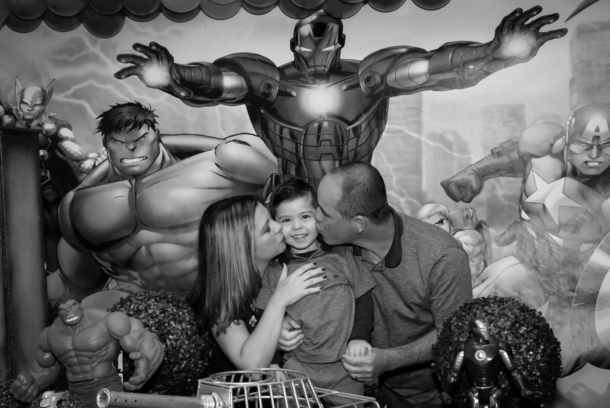 beijo sanduiche no Buffet Fábrica da Alegria, Morumbi, São Paulo, festa de Enzo 5 anos, tema da festa os vingadores